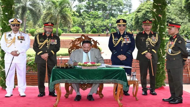 জাতীয় স্মৃতিসৌধে ভারপ্রাপ্ত রাষ্ট্রপতি মেজর হাফিজ উদ্দিন আহমদের শ্রদ্ধা নিবেদন